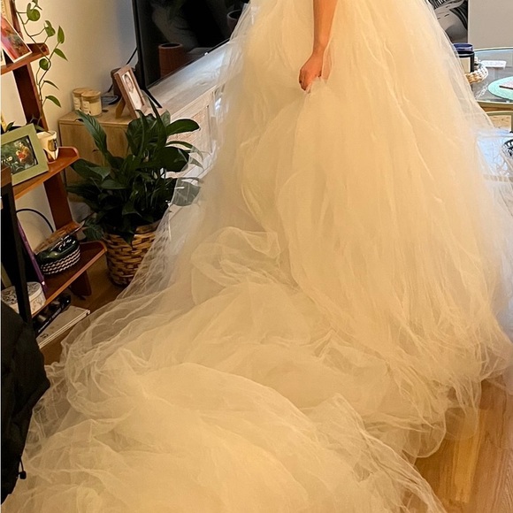 Vera Wang Zoya Gown - NEVER worn, NEVER altered
The most beautiful wedding dress - Picture 3 of 5